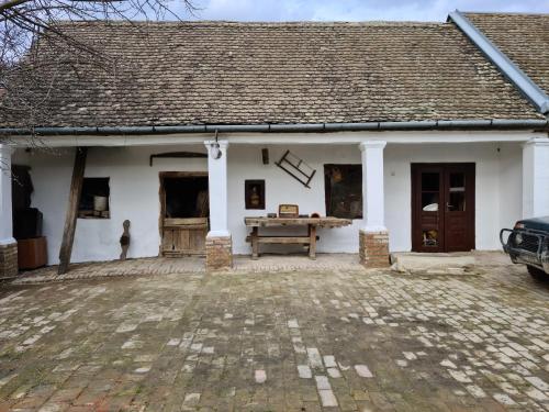 KopačevoOPG DIJANA的庭院内带野餐桌的白色房屋