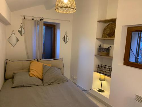 La Roquette-sur-SiagneTinyHouse的一间卧室配有一张黄色枕头的床