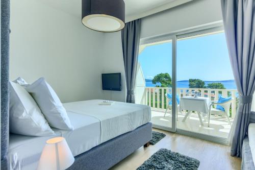 卡什泰拉Hotel Riva Kaštela with swimming pool的一间卧室配有一张床,享有海景