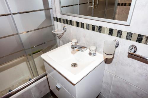 布宜诺斯艾利斯Palermo 2的白色的浴室设有水槽和淋浴。