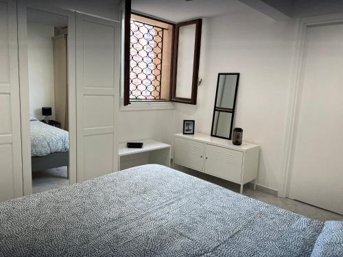 蒙特卡罗Monaco quartier Monte Carlo magnifique 2 pièces的白色的卧室设有床和窗户