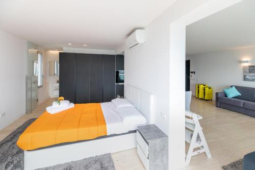 Saint-AntoineMont des Olives - Cap D'ail- app6的一间卧室配有一张大床和一张沙发