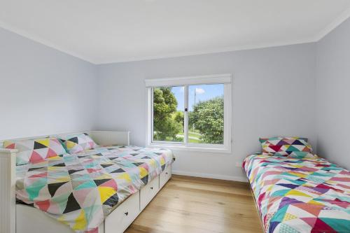 洛恩Lens Place的白色的卧室设有床和窗户