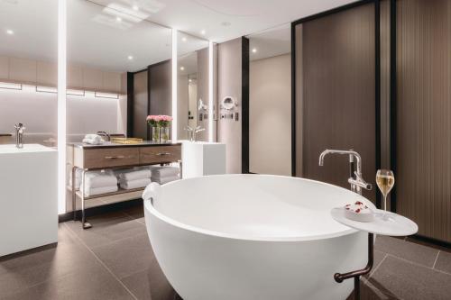 The Langham, Gold Coast and Jewel Residences的一间浴室