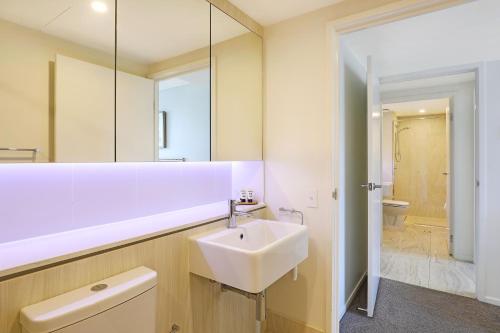 穆卢拉巴Breeze Mooloolaba, Ascend Hotel Collection的一间带水槽和镜子的浴室