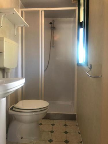 维亚雷焦Toskana, Viareggio,Chalet 27 mit Klimaanlage und Wlan的白色的浴室设有卫生间和淋浴。