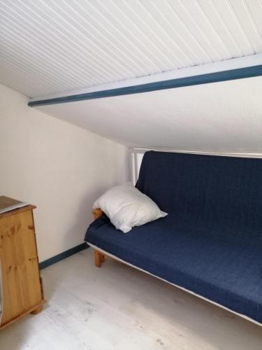 勒卡特Port-Leucate La Grande Bleue的天花板客房内的一张蓝色的床