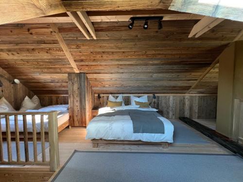 居辛Kellerstöckl Hütter的卧室配有木制天花板上的床铺