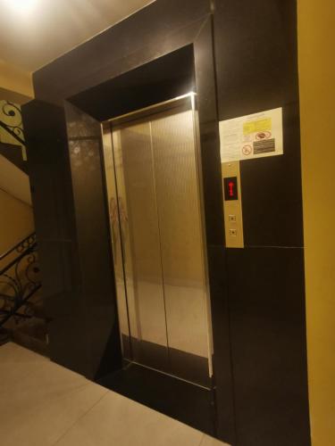 金边Sovanphum Riverside的电梯,大楼的门开着