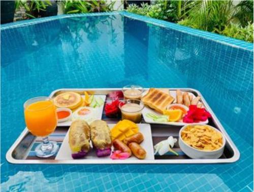 长滩岛长滩岛东方海滩酒店的池畔餐桌上的早餐盘