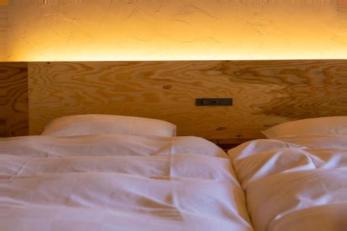 Ine舟宿　壱的一张带白色床单和枕头的未铺好的床