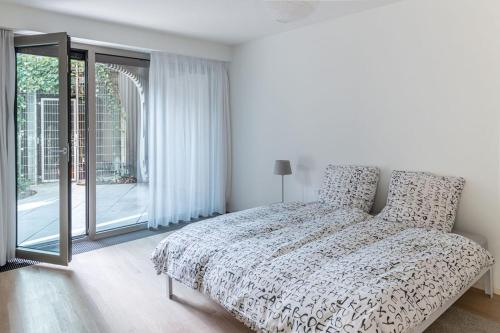 柏林Luxury Apartment Berlin Mitte的白色的卧室设有床和大窗户