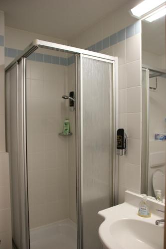 米特菲厄姆恩斯罗伊特Apartement 270 Mitterdorf的带淋浴和盥洗盆的浴室