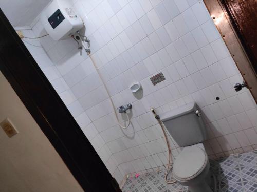 棉兰Wisma Hari Kota的一间带卫生间和淋浴间的浴室