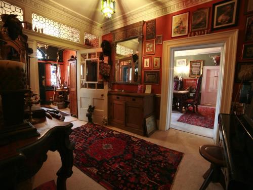 格拉斯顿伯里The Covenstead的一间客厅,拥有红色的墙壁和红色的地毯