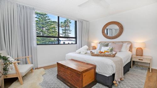 凯阿玛St Tropez Beachside Luxe的一间卧室设有一张床和一个大窗户