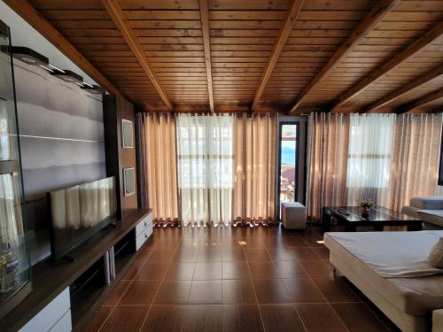 卡萨米尔Villa JIOTA的客厅配有大屏幕平面电视