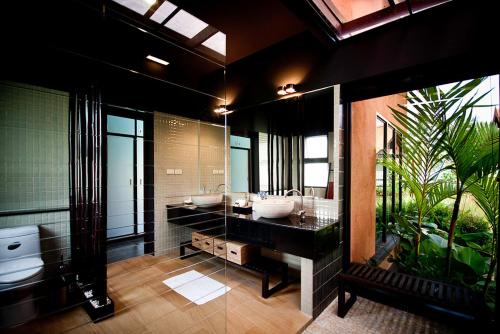 Tha Lane Bay它巷湾别墅酒店的一间带两个盥洗盆和大镜子的浴室