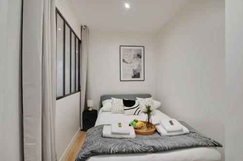 巴黎CMG - Superbe appartement 3BR/8P - Nation/Bercy的白色卧室,配有带毛巾的床