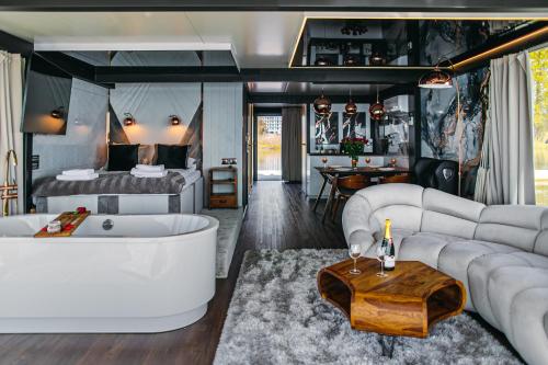 梅尔诺Domki na wodzie - Grand HT Houseboats - with sauna, jacuzzi and massage chair的相册照片