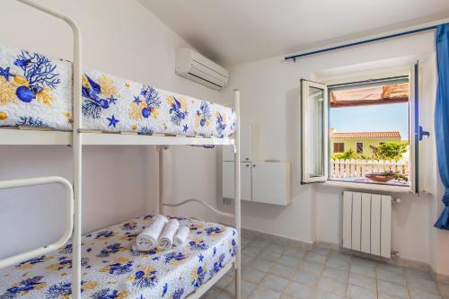 泰斯塔角Michelina的一间卧室设有两张双层床和一扇窗户。