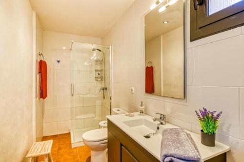 托罗埃利亚-德蒙特格里Castell del Montgrí Baix的白色的浴室设有水槽和卫生间。
