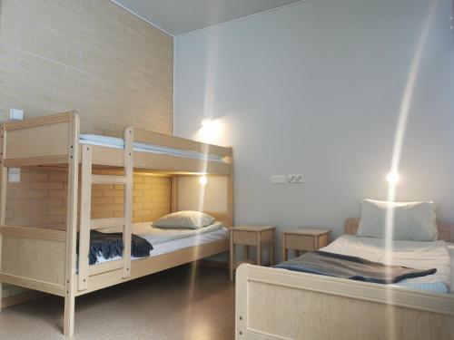 OivankiNuoriso- ja luontomatkailukeskus Oivanki的一间卧室配有两张双层床和两张桌子