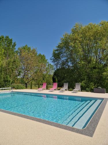 La Membrolle-sur-ChoisilleMaison/gîte-6 km de Tours的一个带躺椅的游泳池