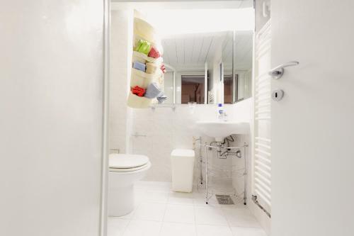 卢布尔雅那Sweet Sissi的白色的浴室设有卫生间和水槽。