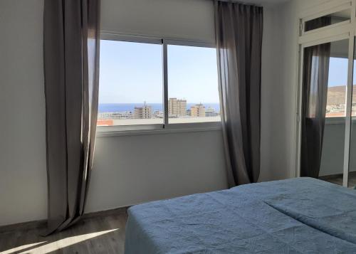 美洲海滩KC home abroad panoramic sea view的一间卧室配有一张床,享有海景