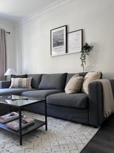 大德里菲尔德Inxpress Luxury Apartment Driffield的客厅配有沙发和桌子