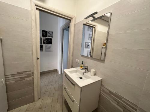 米兰CA.FOSCARI的一间带水槽和镜子的浴室