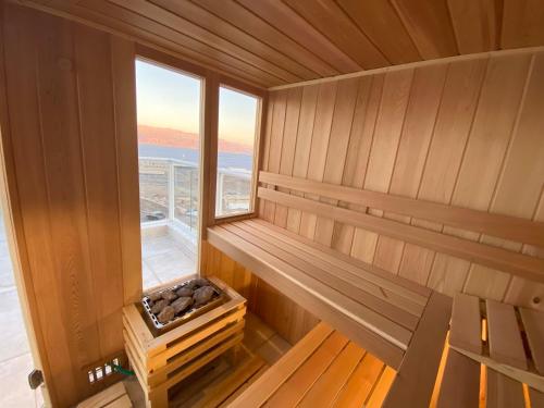 埃拉特Spa Eilat Mountain Lodge的空的桑拿房,有长凳和窗户