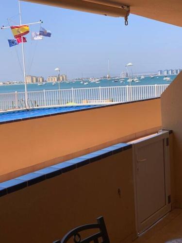 拉曼加戴尔马尔梅纳La Manga.UrbPuerto Escondido. Bajo Dos Dormitorios的阳台享有大海美景。