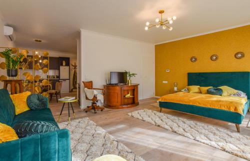 佩奇Königin Apartman的一间卧室设有一张床和一间客厅。