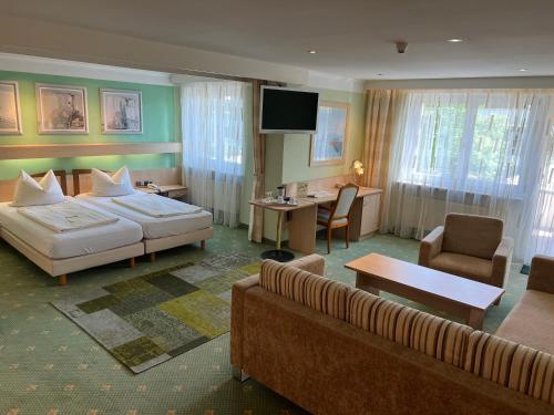 罗森海姆克隆巴赫花园酒店的酒店客房,配有床和沙发
