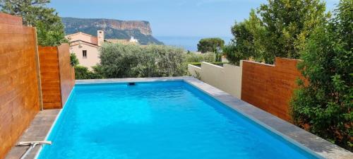 卡西斯Rêves de vie, appartement vue mer, grande piscine privée , spa privatif的一座房子后院的游泳池