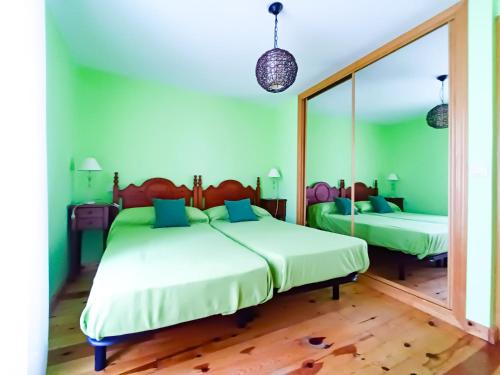 Arandilla del ArroyoCasa rural La Antigua Herrería的一间卧室设有两张床和大镜子