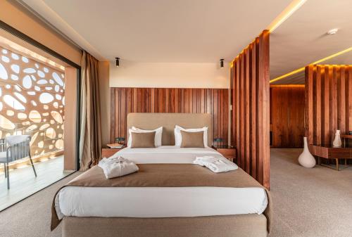 马拉喀什Longue vie Hotels的一间卧室设有一张大床和一个大窗户