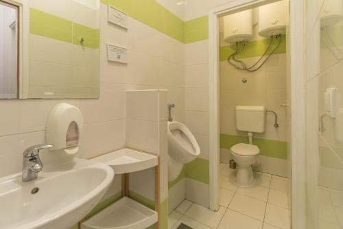 斯普利特斯普利特背包客旅馆的一间带水槽和卫生间的浴室