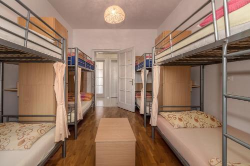 斯普利特斯普利特背包客旅馆的一间设有四张双层床的客房