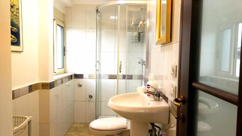 地拉那Central Loft的浴室配有卫生间、盥洗盆和淋浴。