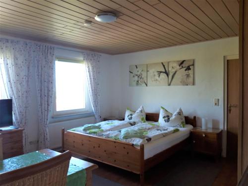 Usedom TownFerienhof Gliesner的一间卧室设有一张床和一个窗口