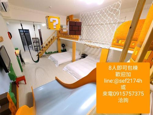 台南三木森sleep Inn 站前館的客房设有两张双层床和蚊帐。