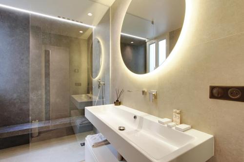 巴黎Stunning apartment with view at the very heart of Paris的一间带水槽和镜子的浴室