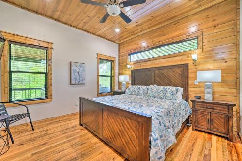 Broken Bow Family Cabin with Fireplace and Hot Tub!客房内的一张或多张床位