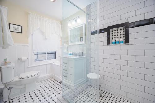 五月岬郡Bedford Inn的一间带卫生间和玻璃淋浴间的浴室