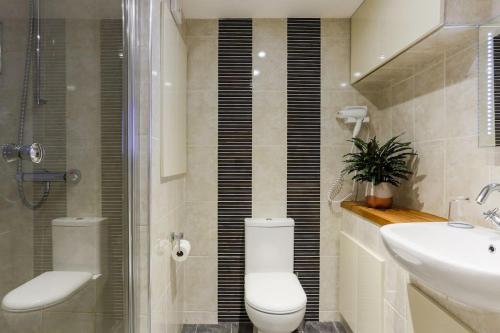 特鲁罗Truro apartment in a stunning quiet location的浴室配有卫生间、盥洗盆和淋浴。