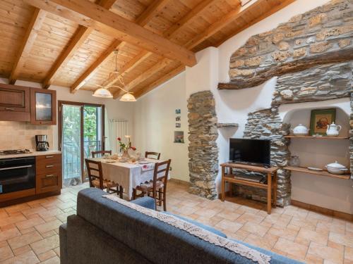 PantasinaHoliday Home Ca' da Prima Porta - VLO131 by Interhome的厨房和带石墙的客厅