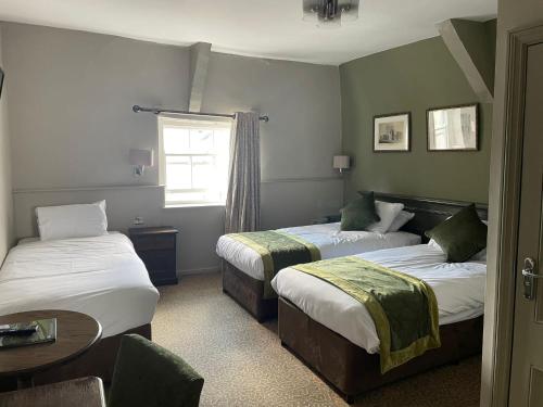 蒙默思蒙默思庞驰楼酒店的酒店客房设有两张床和窗户。